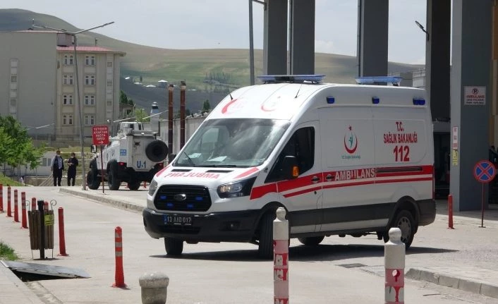 Van'da yaralı halde getirildiği hastanede 6 kişiyi darp etti