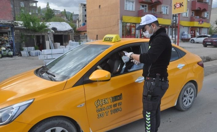 Yüksekova polisinden korona virüse karşı sıkı denetim