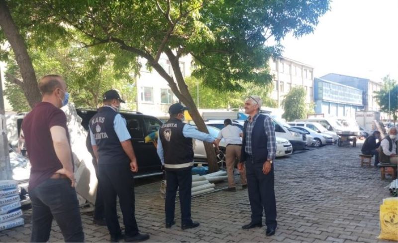 Zabıta kaldırmaktan bıktı, onlar koymaktan bıkmadı