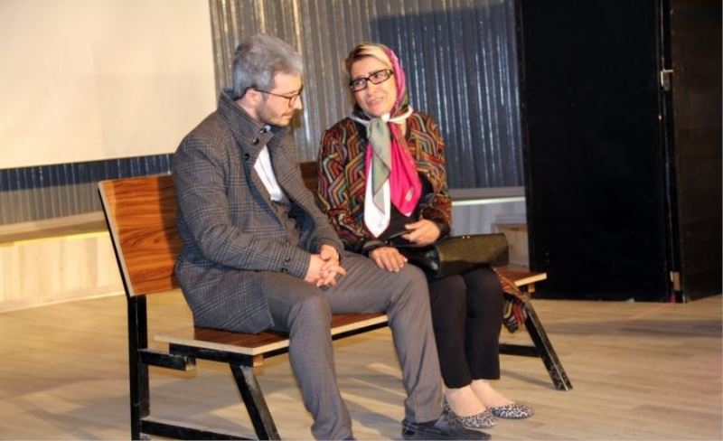 Ağrı’da sahnelenen tiyatro oyununda şehit öğretmenler unutulmadı