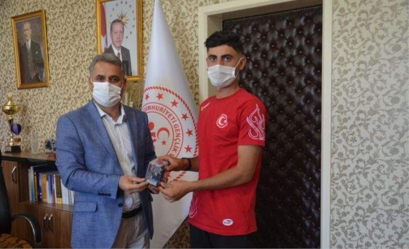 Avrupa üçüncüsü sporcuya hediye