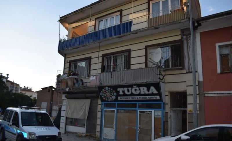 Balkondan düşen çocuğu vatandaşlar fark etti