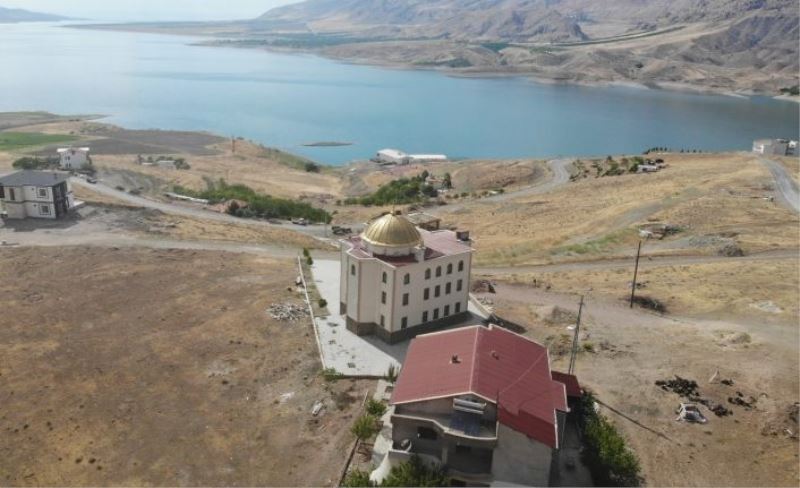 Baraj manzaralı cami, para bitince minaresiz kaldı