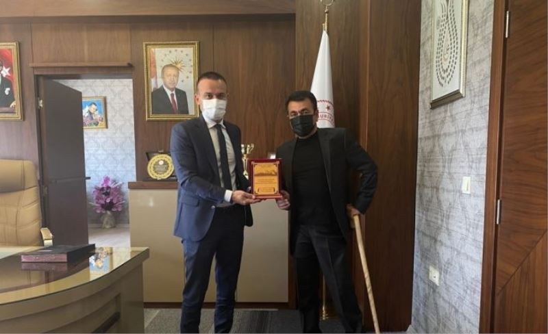 Doğubayazıt Yaşama Sevinci Engelliler Derneği Başkanı Topçi’den Müdür Tekin’e teşekkür ziyareti