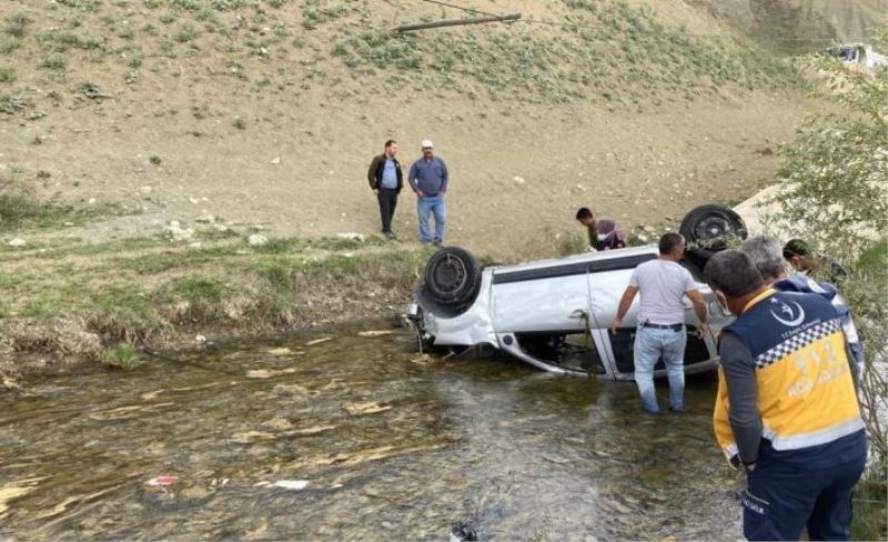 Genç sağlıkçı dereye uçan araçta can verdi