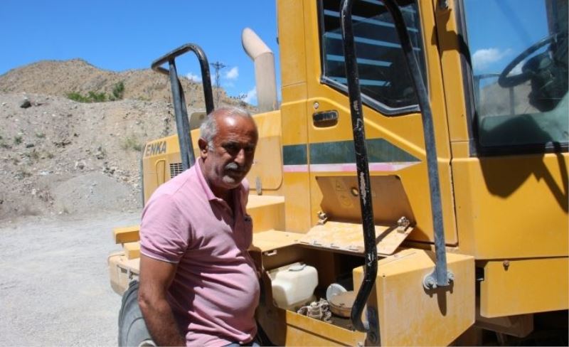 İş makinesinin kepçe hidroliğinin üstü 3 yıldır kuş yuvası oldu
