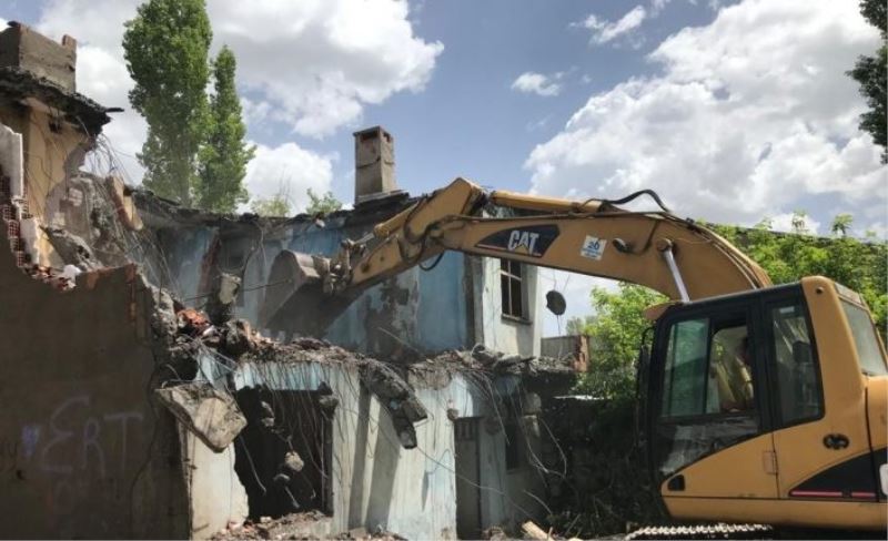 Kars’ta metruk binaların yıkımı devam ediyor