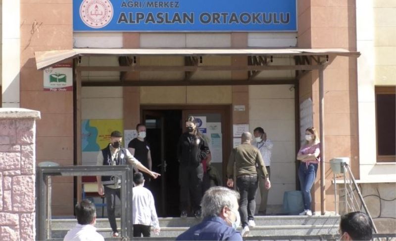 Öğrencilerin korona virüs tedbirli LGS heyecanı başladı