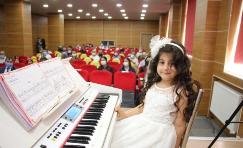 Oltu’da öğretmenlerden müzik ziyafeti