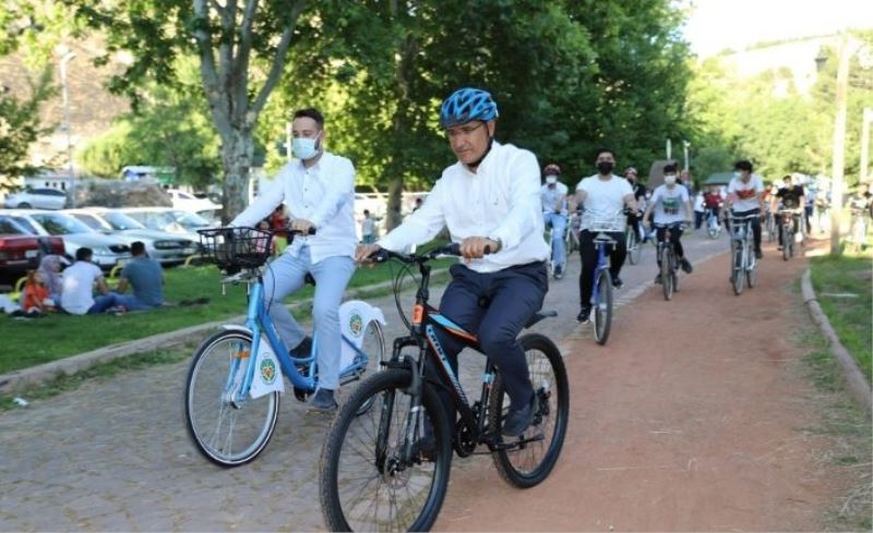 Osman Güder, sağlıklı yaşam için gençlerle pedal çevirdi