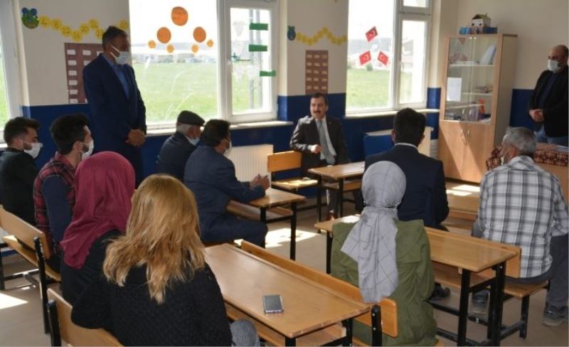 Sarıkamış Kaymakamı Koşal, köy muhtarları ve vatandaşla bir araya geldi
