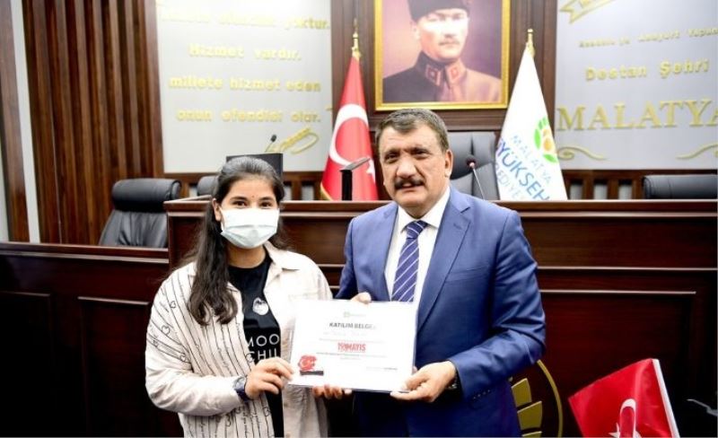 Selahattin Gürkan, dereceye giren öğrencilere ödüllerini verdi