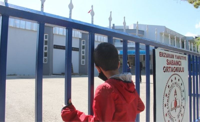 Sınavda olan ablasını dakikalarca kapı önünde bekledi