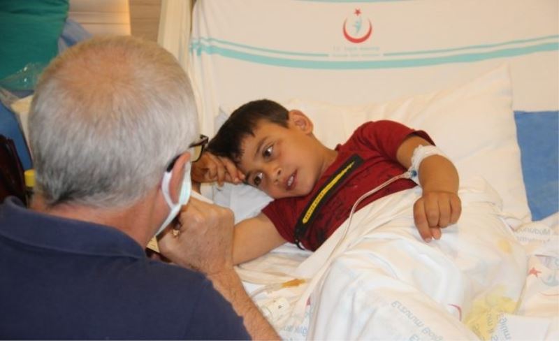 Süt kazanına düşerek yanan çocuk, okuma yazmayı hastanede öğreniyor