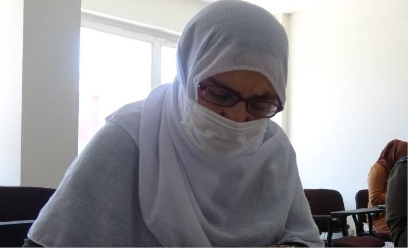 Torunlarıyla mesajlaşmak ve haberleri okumak için 65 yaşında okuma-yazma öğrendi