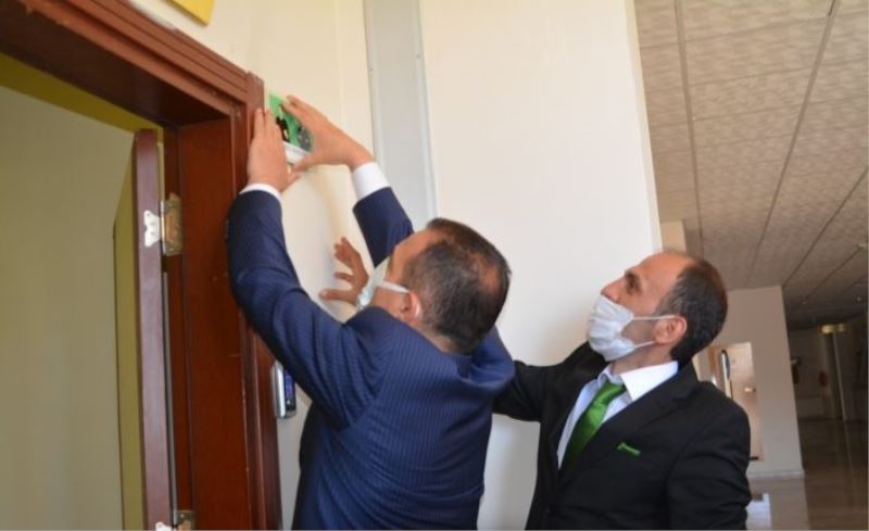 Vali Akbıyık, engelli yönlendirme levhaları astı