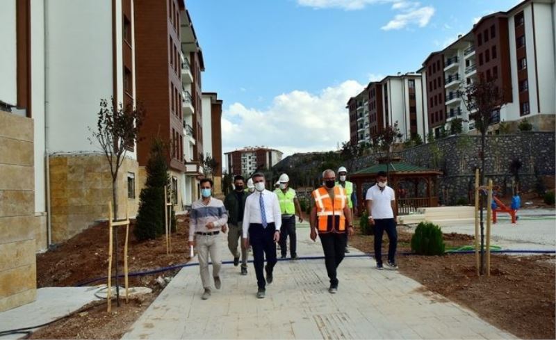 Vali Baruş, deprem konutlarını ve bağlantı yollarını inceledi