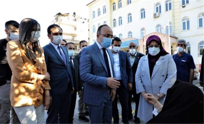 Vali Erkaya Yırık, Palu’da evi yanan  nineyi ziyaret etti