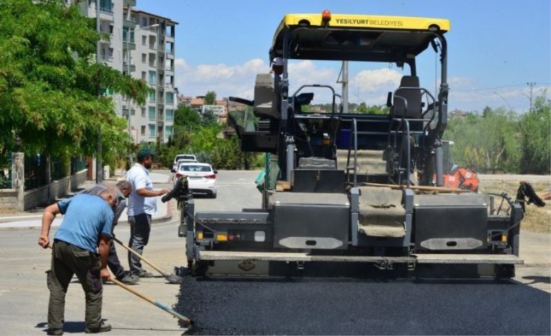 Yeşilyurt’un yolları sıcak asfalt ile güzelleşiyor